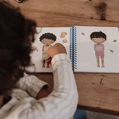 Anzieh und Stickerbuch Forest Friends Anwendung