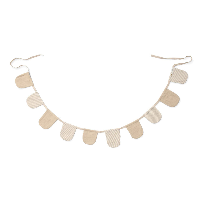 Girlande mit Fähnchen Beige Essentials Studio Aufnahme