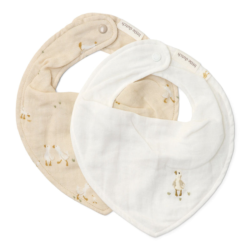2er Pack Bandana Lätzchen Weiß Newborn Naturals Kleine Gans Studio Aufnahme