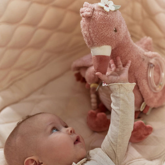 Aktivitätenkuscheltier Flamingo Detail der Anhänger Baby-Flamingo-Anhänger, Beißring und Blumen-Stickern