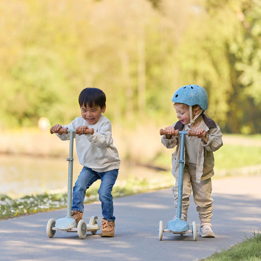 Little Dutch Roller Blau Detailansicht braune Naturkautschuk Griffe