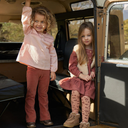 Kinder tragen Little Dutch Kleidung aus der Safari Friends Kollektion im Freien