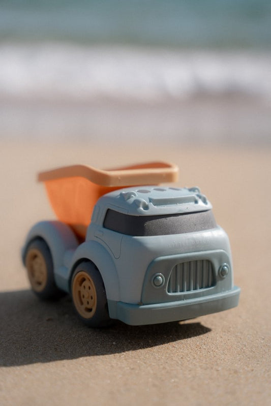 Little Dutch Blauer Sandlaster der Ocean Dreams Kipplaster Truck Detailansicht