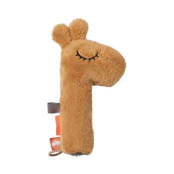 Done by Deer Quietsche Rassel Raffi Farbe Ocker Detailansicht