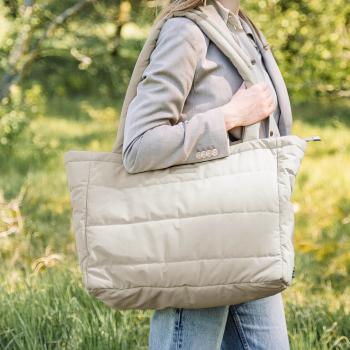 Done by Deer gesteppte Wickeltasche Tote Bag sand Detailansicht