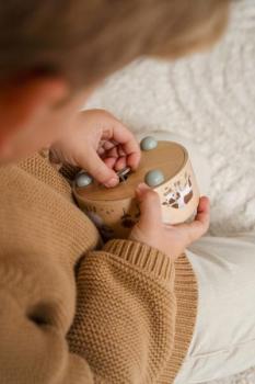 Little Dutch Holz Spieluhr mit tanzenden Figuren Little Farm im Einsatz
