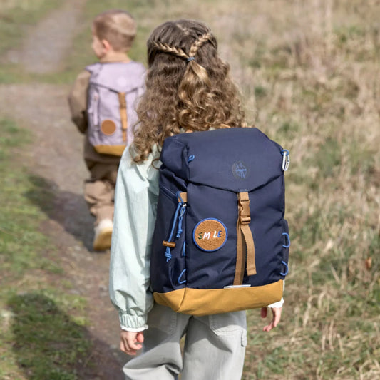 Lässig Kinderrucksack Outdoor geöffnet mit Hauptfach und Klickverschluss Dunkelblau