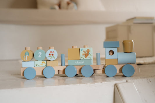 Little Dutch Personalisierung zur Taufe Eisenbahn Holz Forest Friends von der Seite