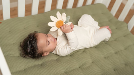 Little Dutch Rassel Blume grün Babyspielzeug Little Farm Detailansicht