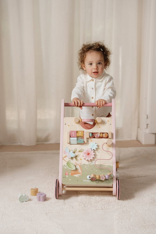 Little Dutch Rosa Laufwagen Multi Activity Fairy Garden Personalisierung Name im Einsatz
