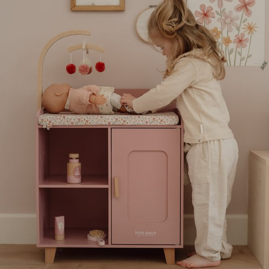 Little Dutch rosa Puppenwickeltisch FSC Holz Detailansicht