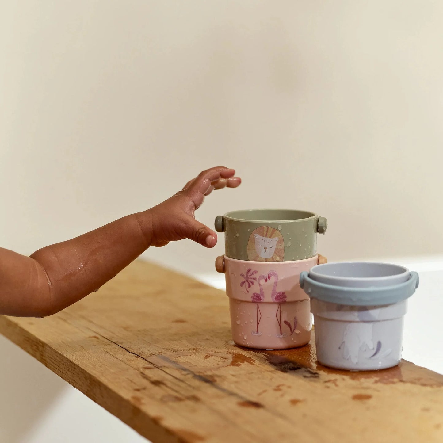 Kind spielt mit Little Dutch Badebechern Safari Friends in der Badewanne