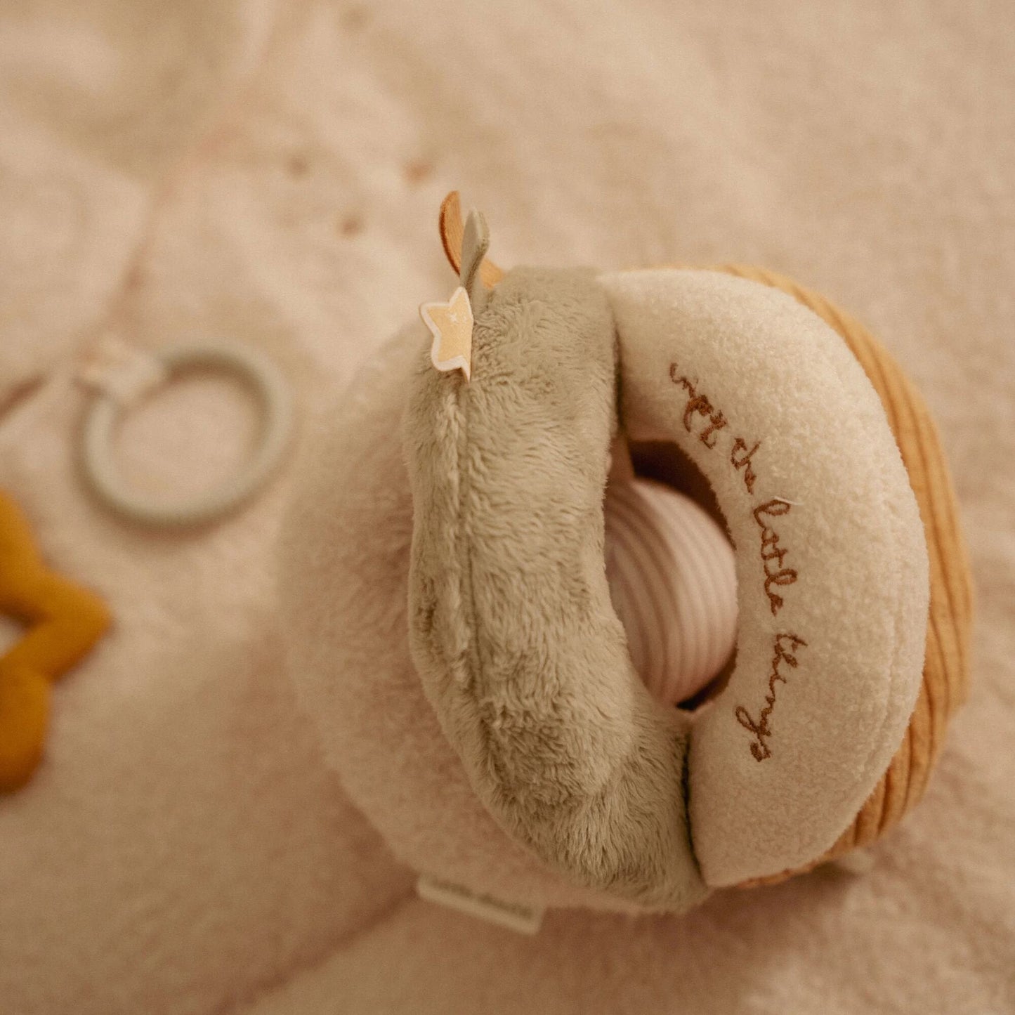 Little Dutch Greifball beige 16 cm Newborn Naturals GRS – Aufbau