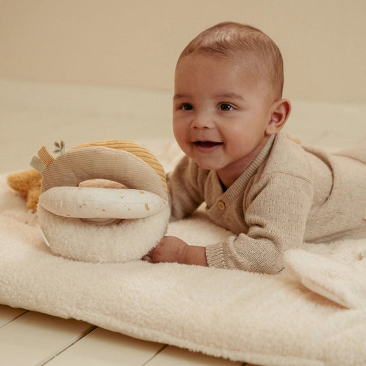 Little Dutch Greifball beige 16 cm Newborn Naturals GRS – Detailansicht