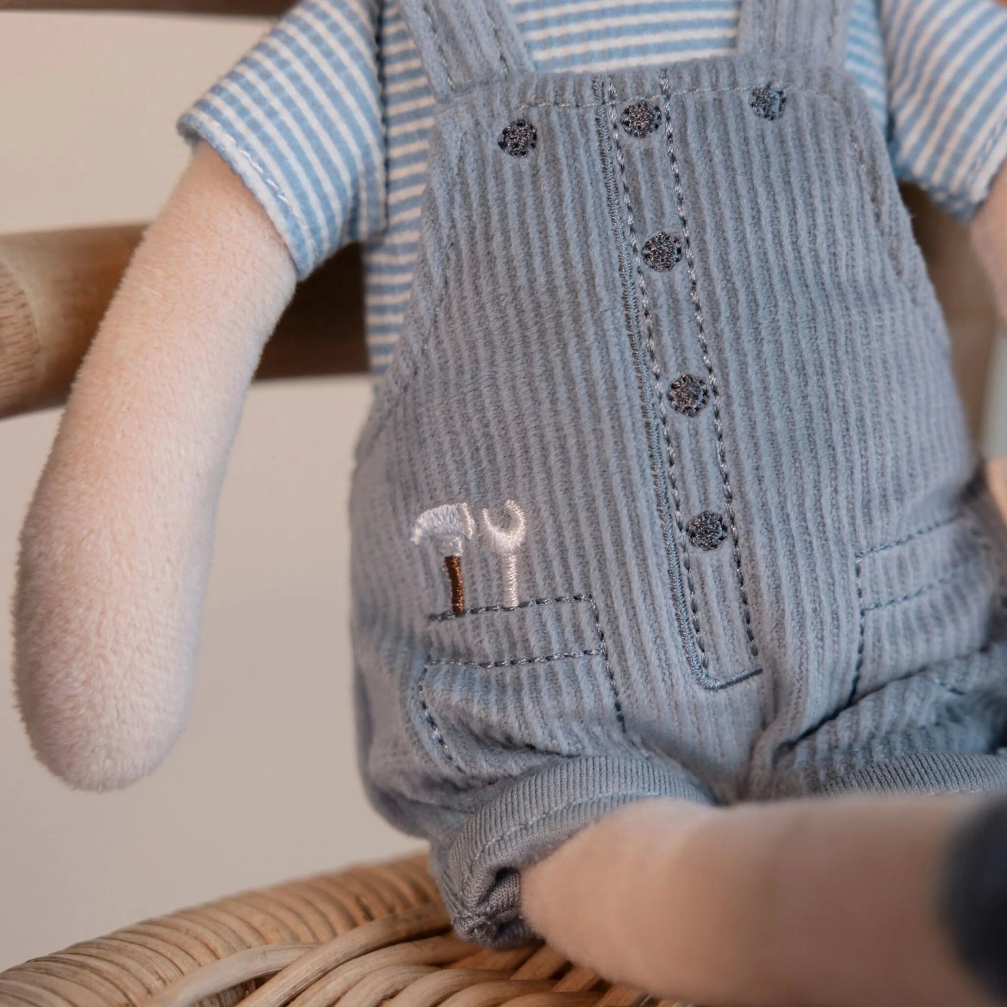 Little Dutch Kuschelpuppe Jim 35 cm Detail