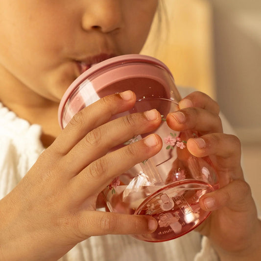 Little Dutch rosa Kinder Trinkglas 250 ml mit Strohhalm Mepal - Fairy Garden – Detailansicht