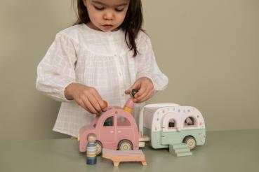 Little Dutch Spielzeugauto mit Wohnwagen Holz Detailansicht