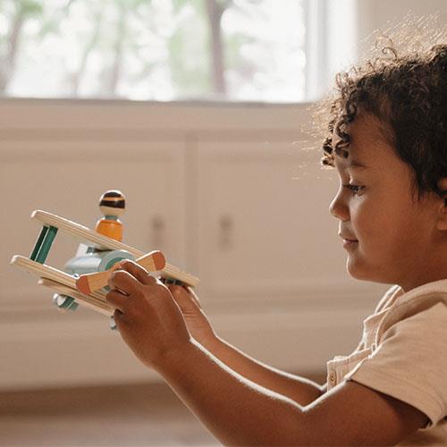 Little Dutch Spielzeugflugzeug - der Flieger aus Holz – Detailansicht