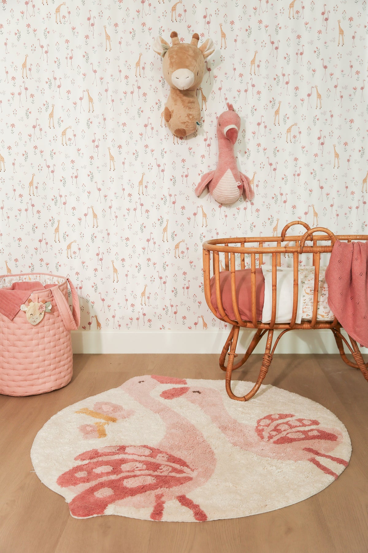 Safari Babyzimmer mit Tierkopf Giraffe und Flamingo an der Wand, Stubenwagen und Flamingo-Teppich