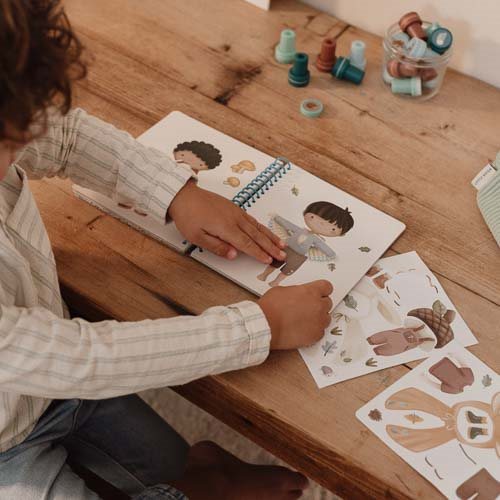 Anzieh und Stickerbuch Forest Friends Detail 4