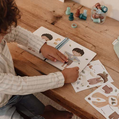 Anzieh und Stickerbuch Forest Friends Detail 4