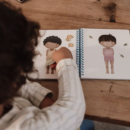 Anzieh und Stickerbuch Forest Friends Anwendung