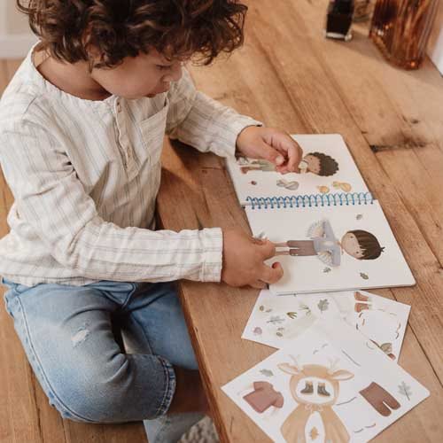 Anzieh und Stickerbuch Forest Friends Detail 3