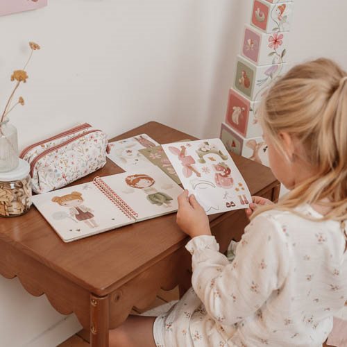 Anzieh und Stickerbuch Fairy Garden Anwendung