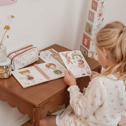 Anzieh und Stickerbuch Fairy Garden Anwendung