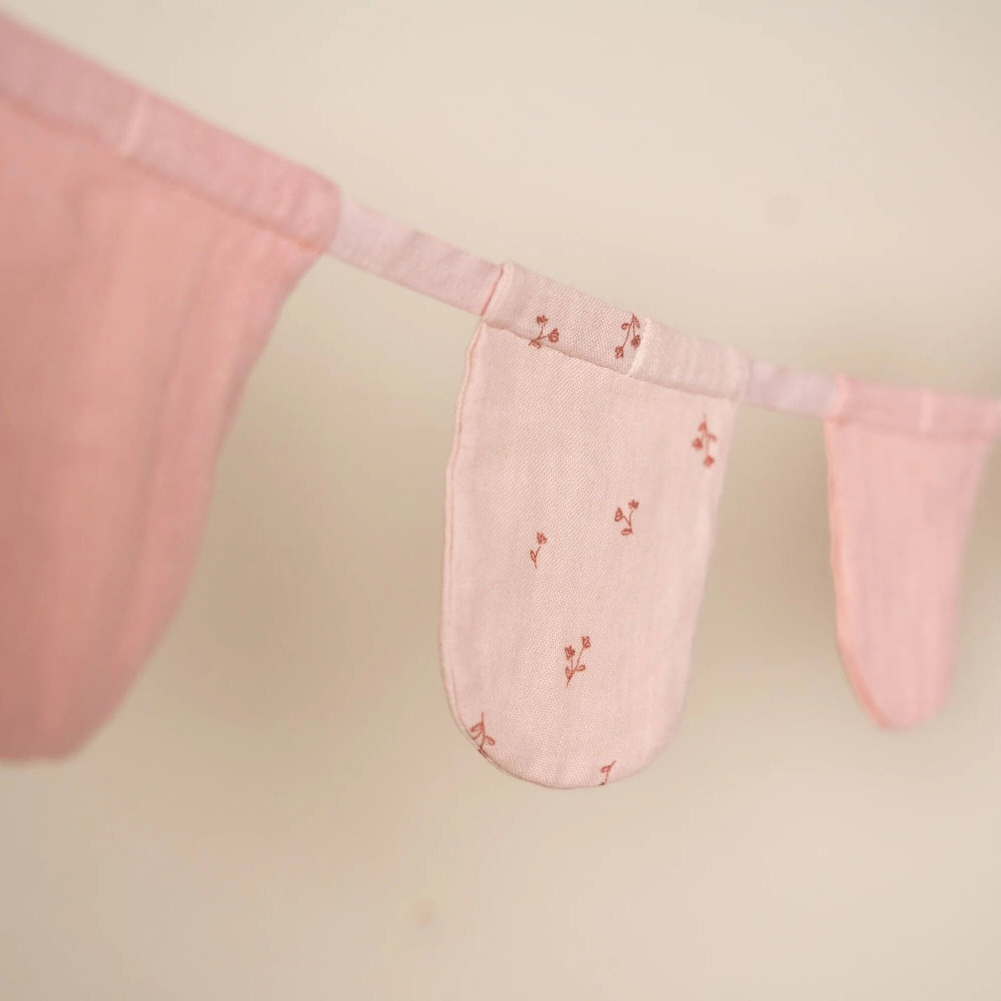 Girlande mit Fähnchen Rosa Essentials Detail 4