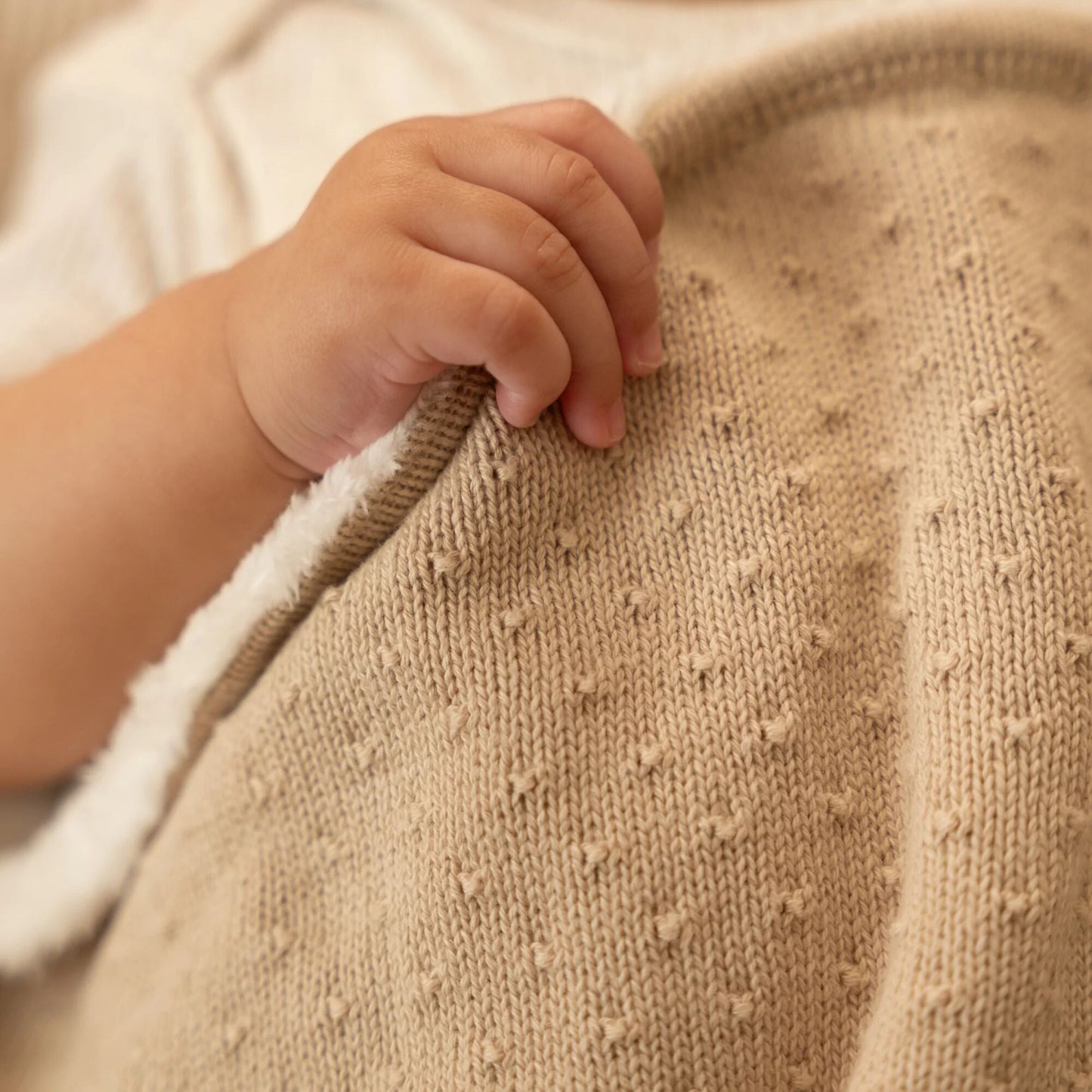 Gestrickte Kinderbettdecke Fleece Beige Essentials Detail 4