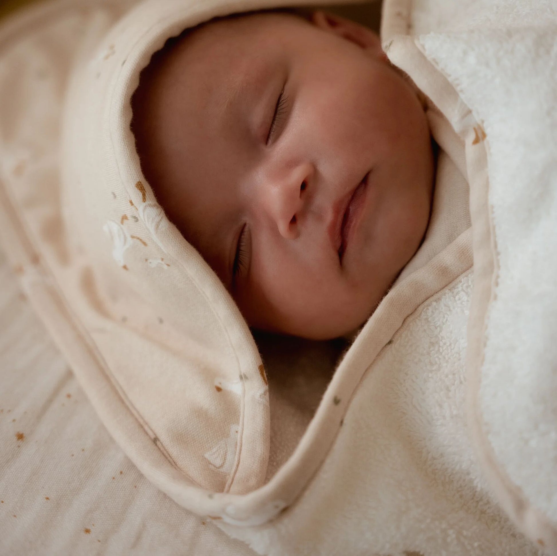Wickelauflagenbezug Weiß Newborn Naturals Mond & Sterne Detail 5