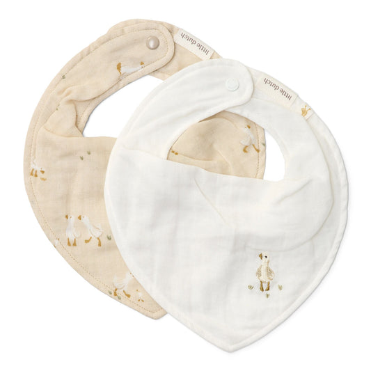 2er Pack Bandana Lätzchen Weiß Newborn Naturals Kleine Gans Studio Aufnahme