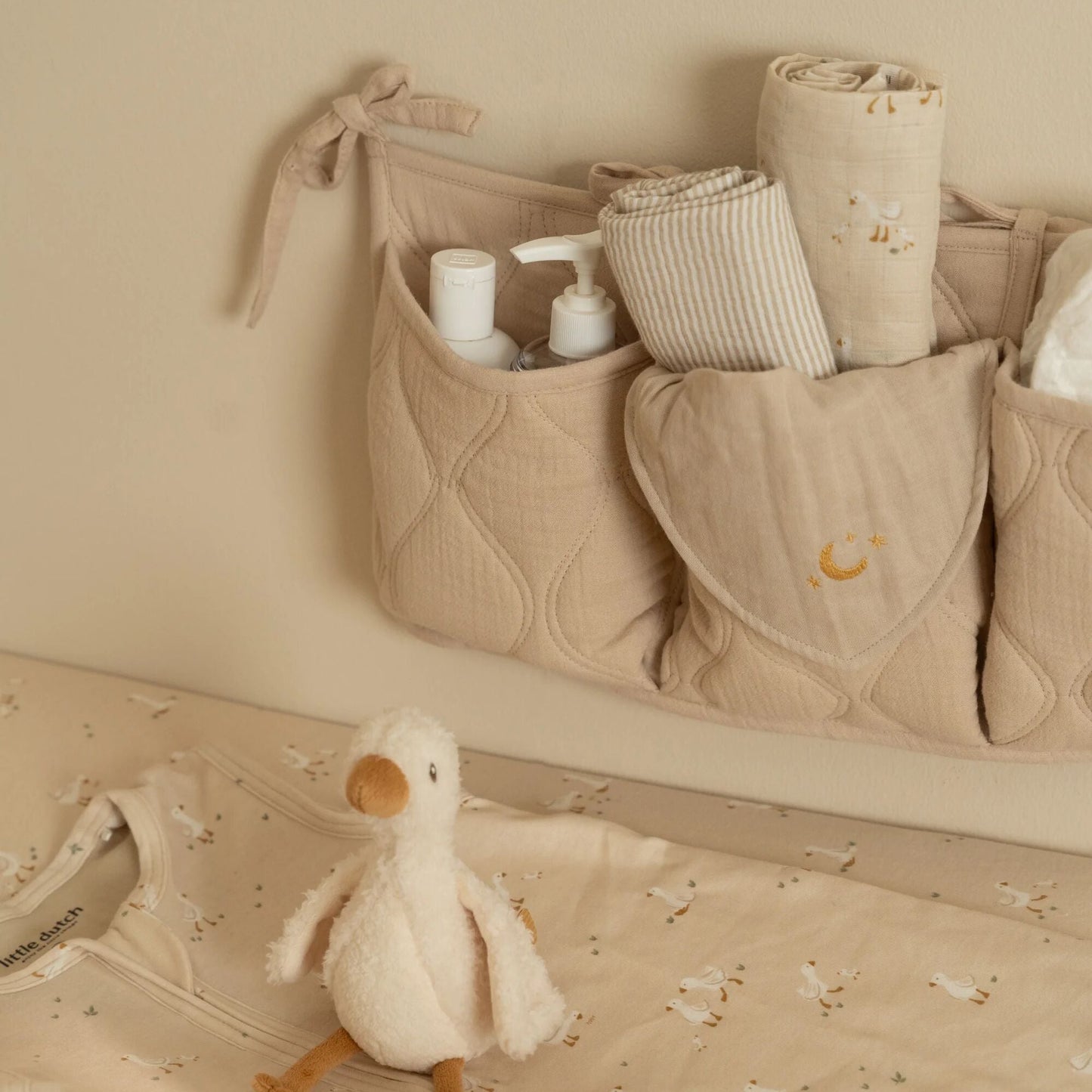 2er Pack Bandana Lätzchen Beige Essentials Anwendung