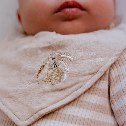 2er Pack Bandana Lätzchen Weiß Newborn Naturals Baby Bunny Detail 3