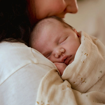 Wickeltuch Beige 120 cm Newborn Naturals Kleine Gans Anwendung