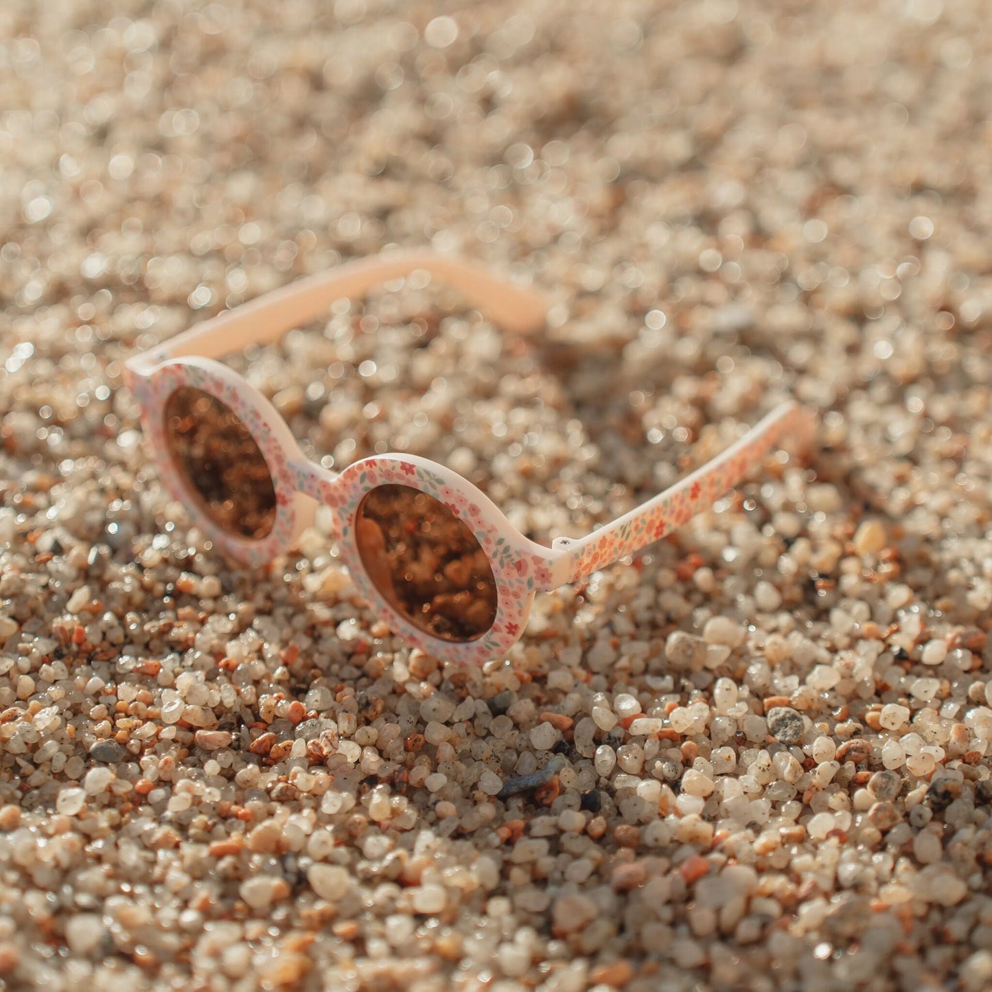 Sonnenbrille Rosa Blumenmuster Anwendung