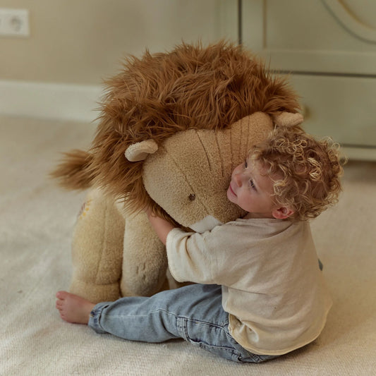 Little Dutch Kuscheltier Löwe 60 cm Safari Friends – Seitenansicht