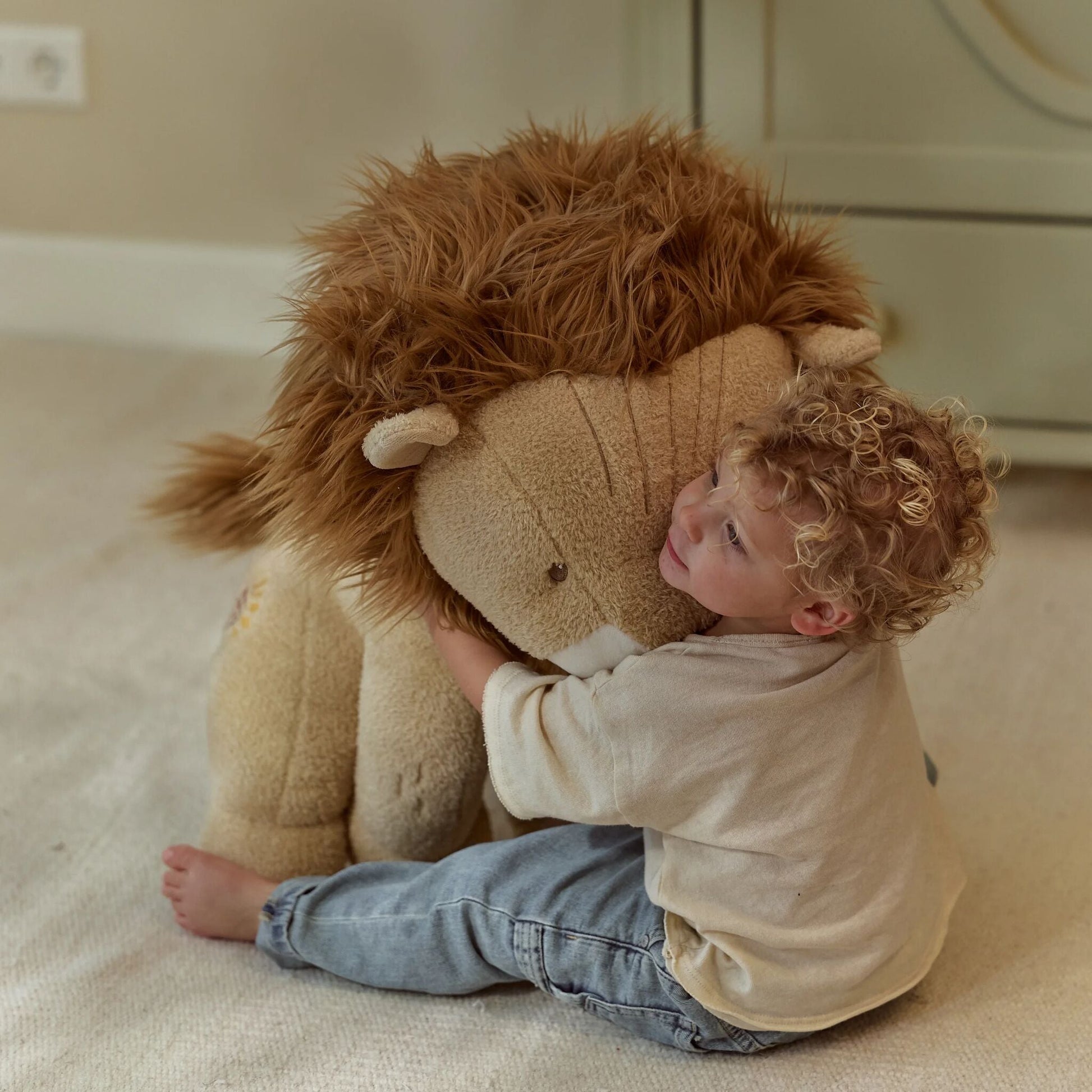 Little Dutch Kuscheltier Löwe 60 cm Safari Friends – Seitenansicht