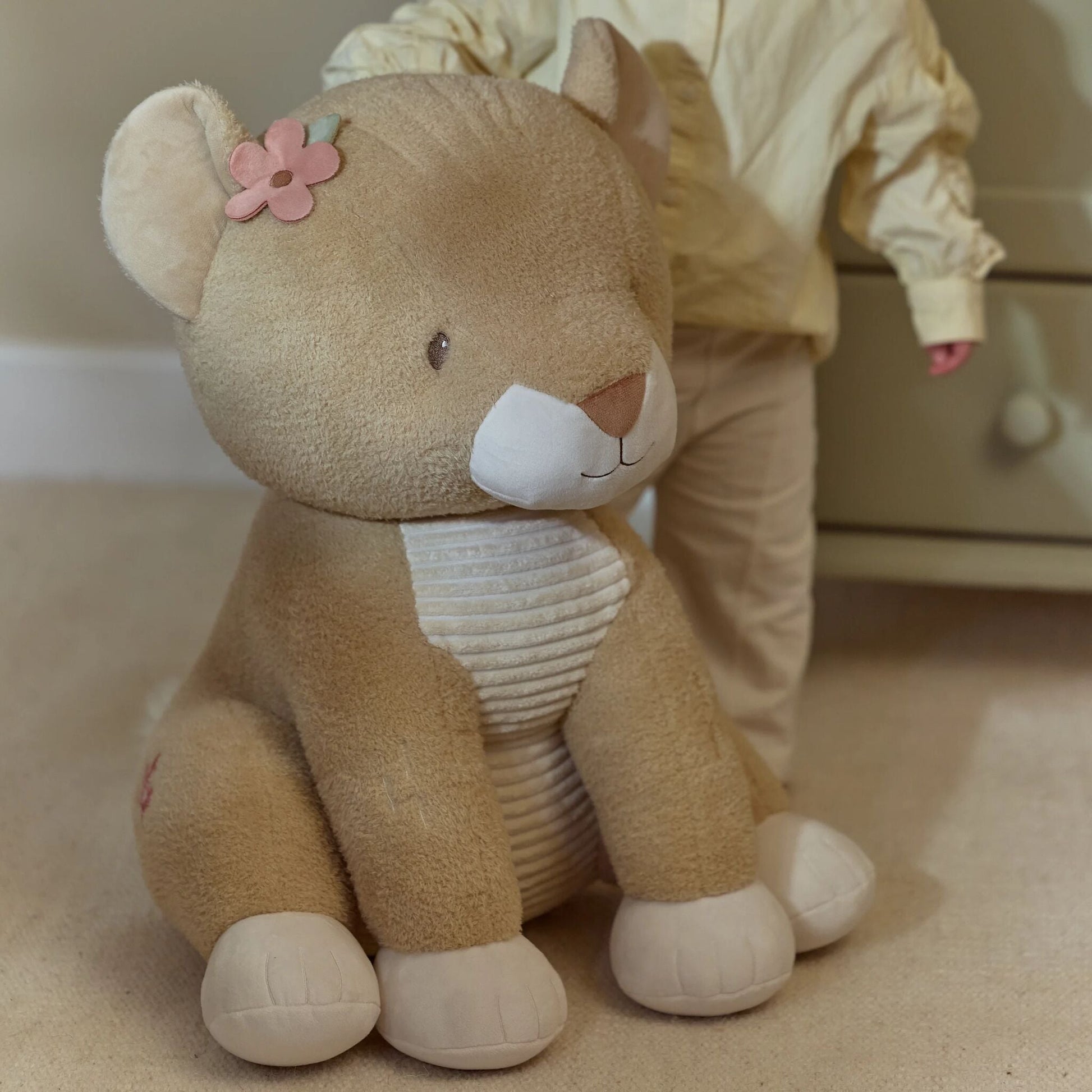 Little Dutch Kuscheltier Löwin 60 cm Safari Friends – Seitenansicht