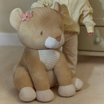 Little Dutch Kuscheltier Löwin 60 cm Safari Friends – Seitenansicht