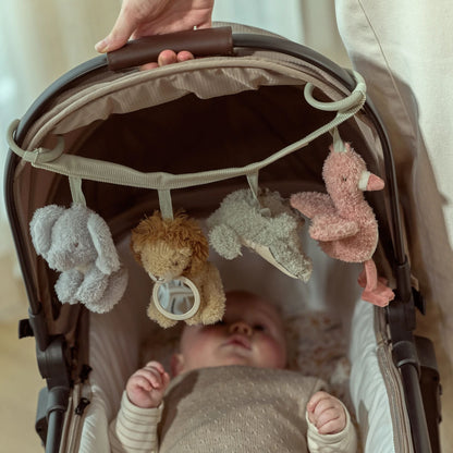 Little Dutch Wagenkette Safari Friends am Kinderwagen mit Baby beim Spielen