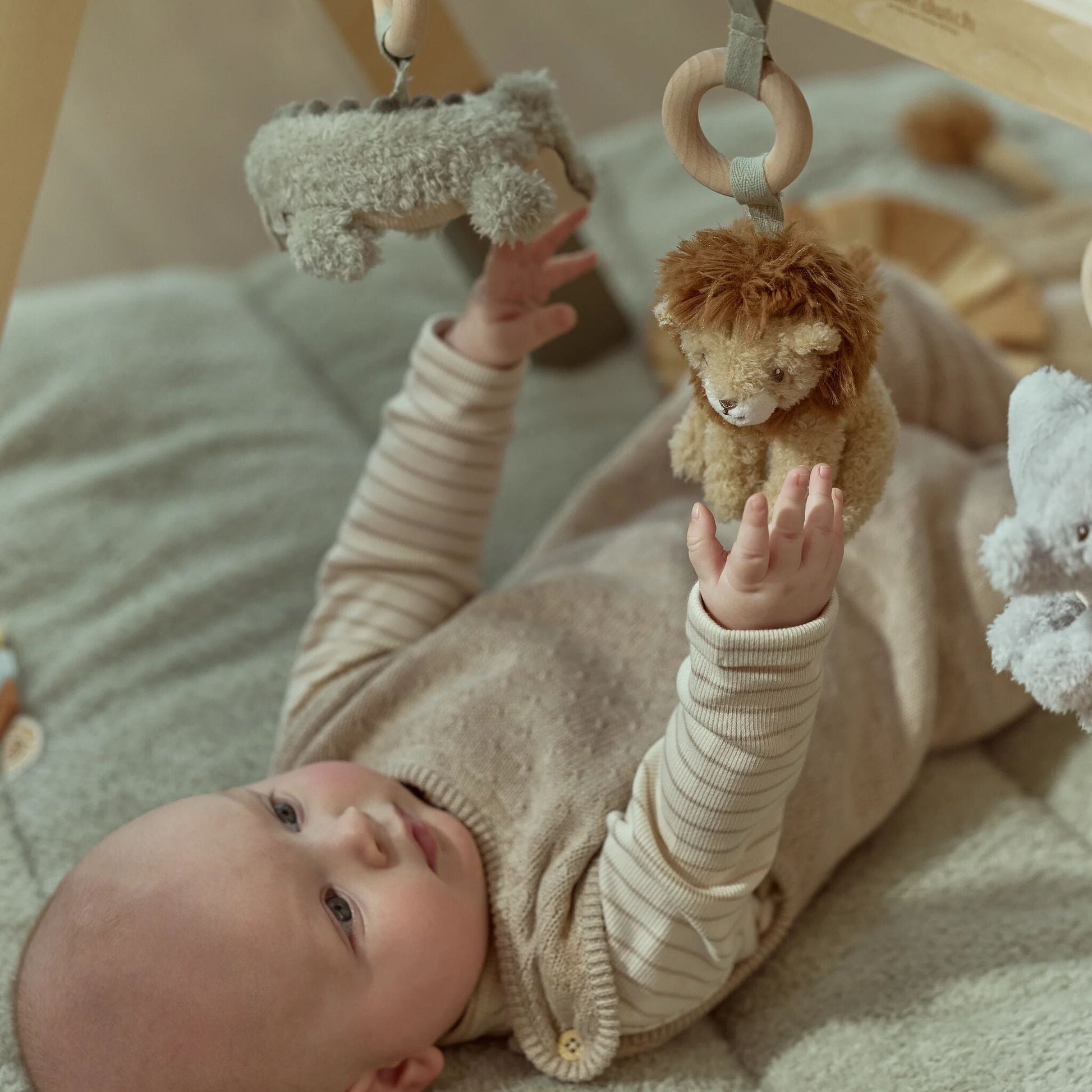 Little Dutch Babyspielbogen Safari Friends Detailansicht Stoff Anhänger Affe