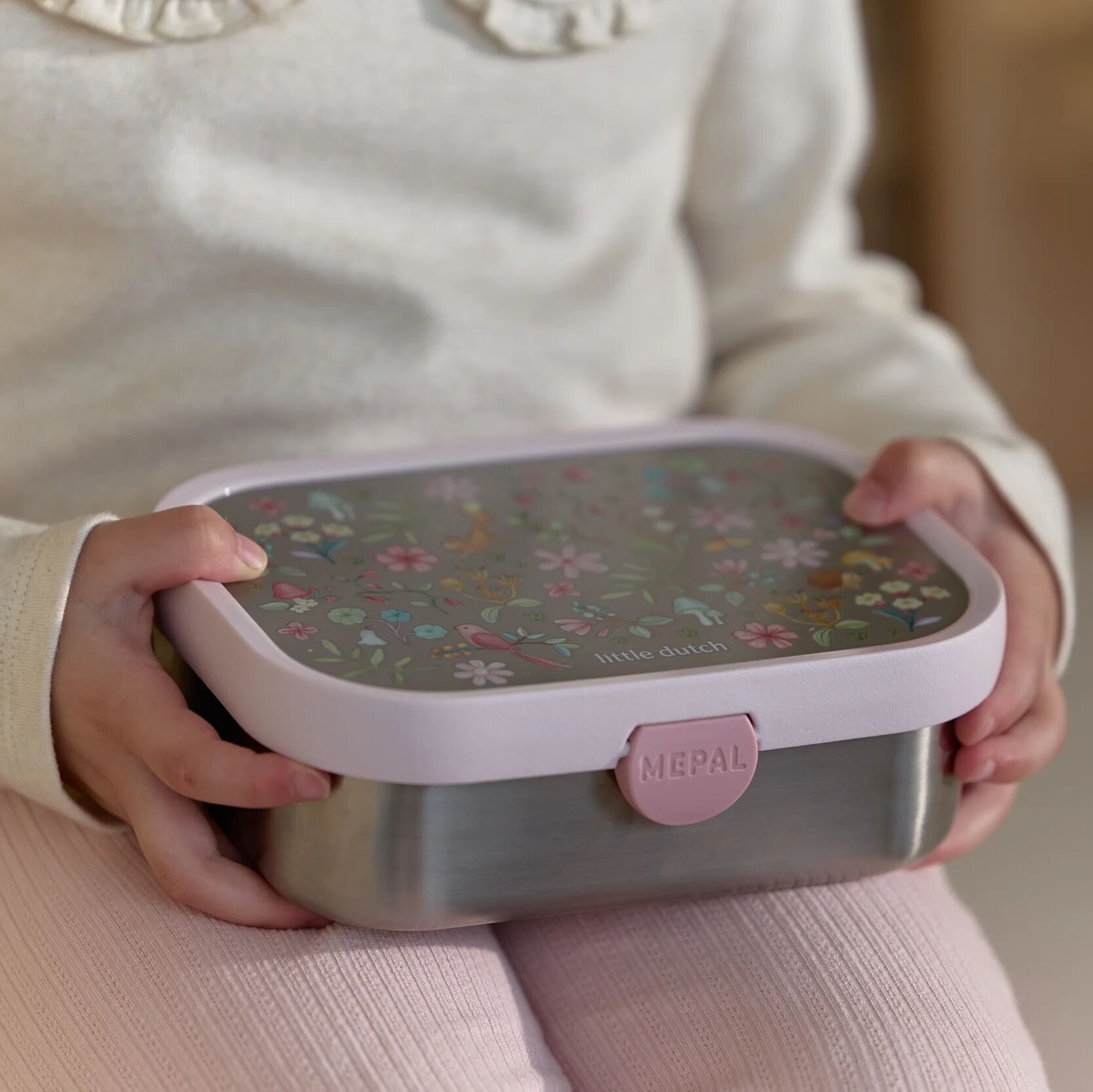 Mepal Edelstahl Bento Brotdose Fairy Wonders Blau, geöffnete Brotdose mit gefülltem Bento Fach
