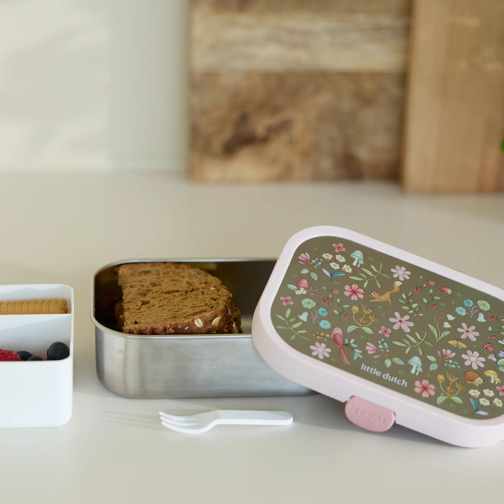 Mepal Edelstahl Bento Brotdose Fairy Wonders Blau, Detailansicht des Bento Einsatzes mit Fächerteilung