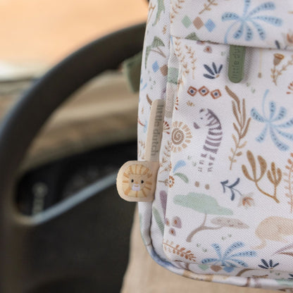 Little Dutch Rucksack Safari Friends 29 cm in Anwendung Kind trägt Rucksack