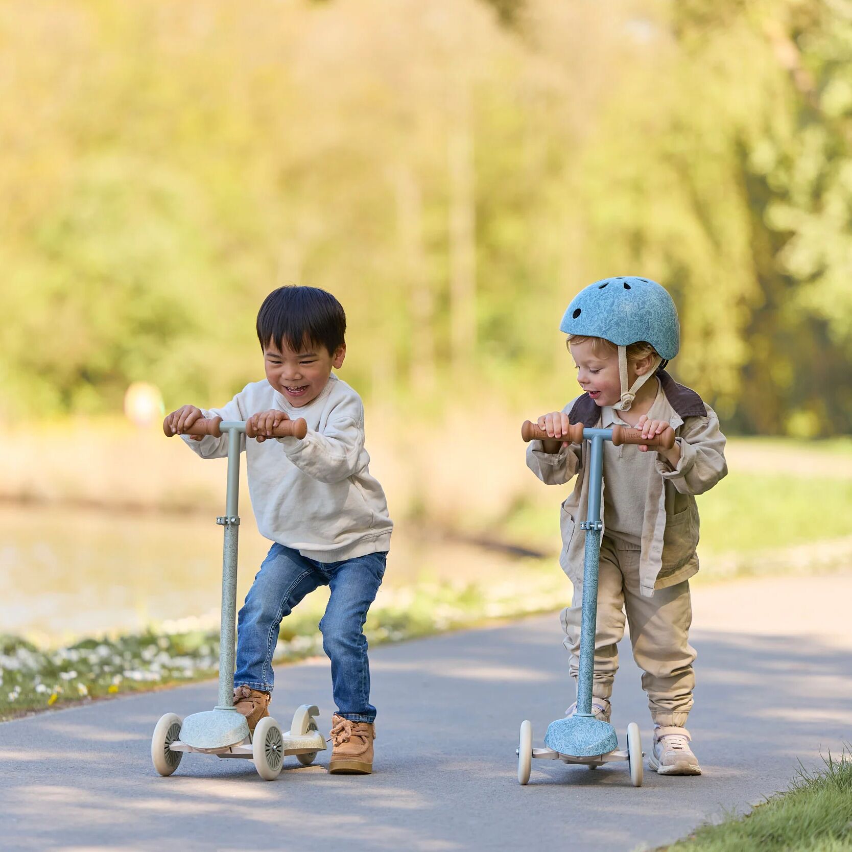 Little Dutch Roller Blau Detailansicht braune Naturkautschuk Griffe