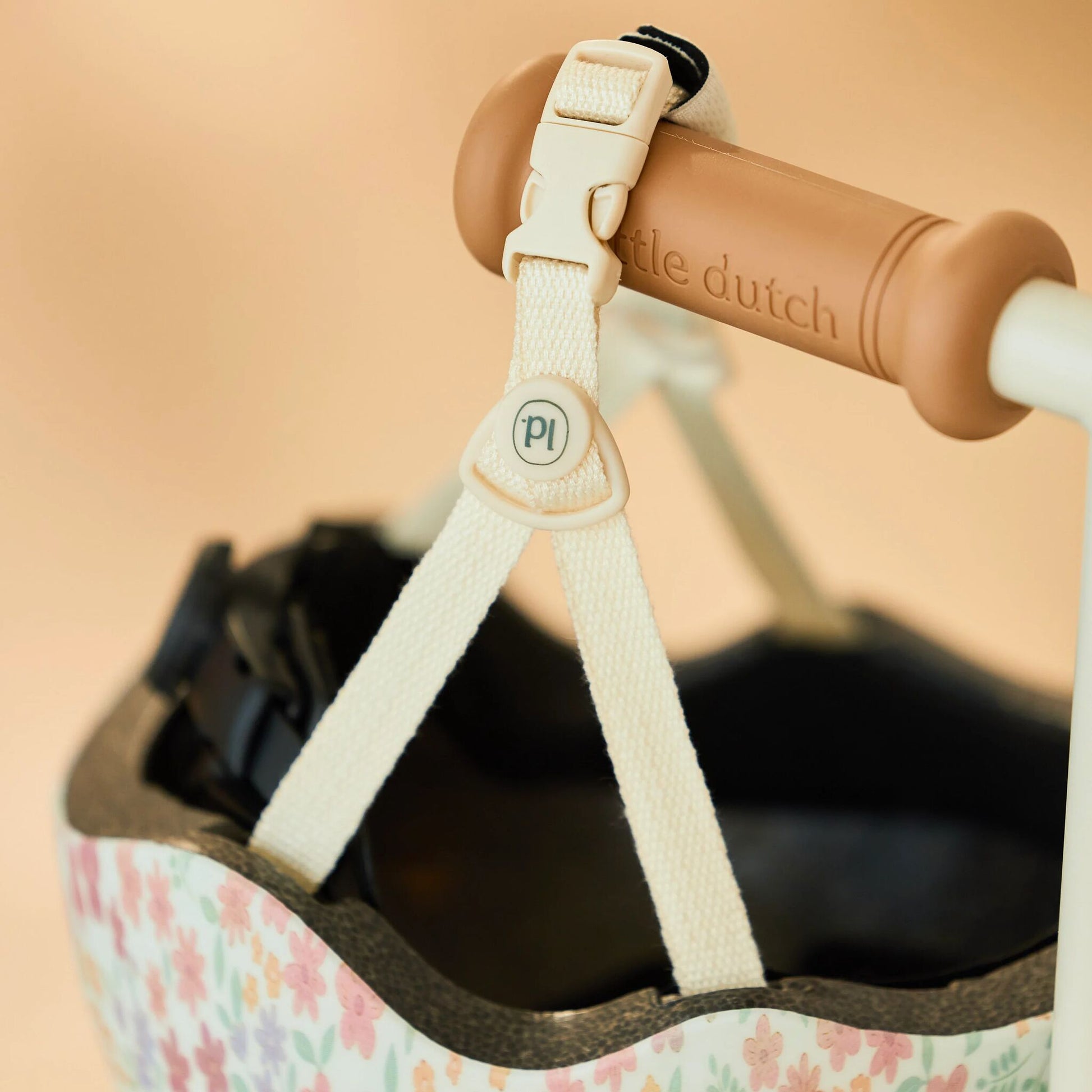 Little Dutch Kinderhelm Weiss mit passendem Roller Set