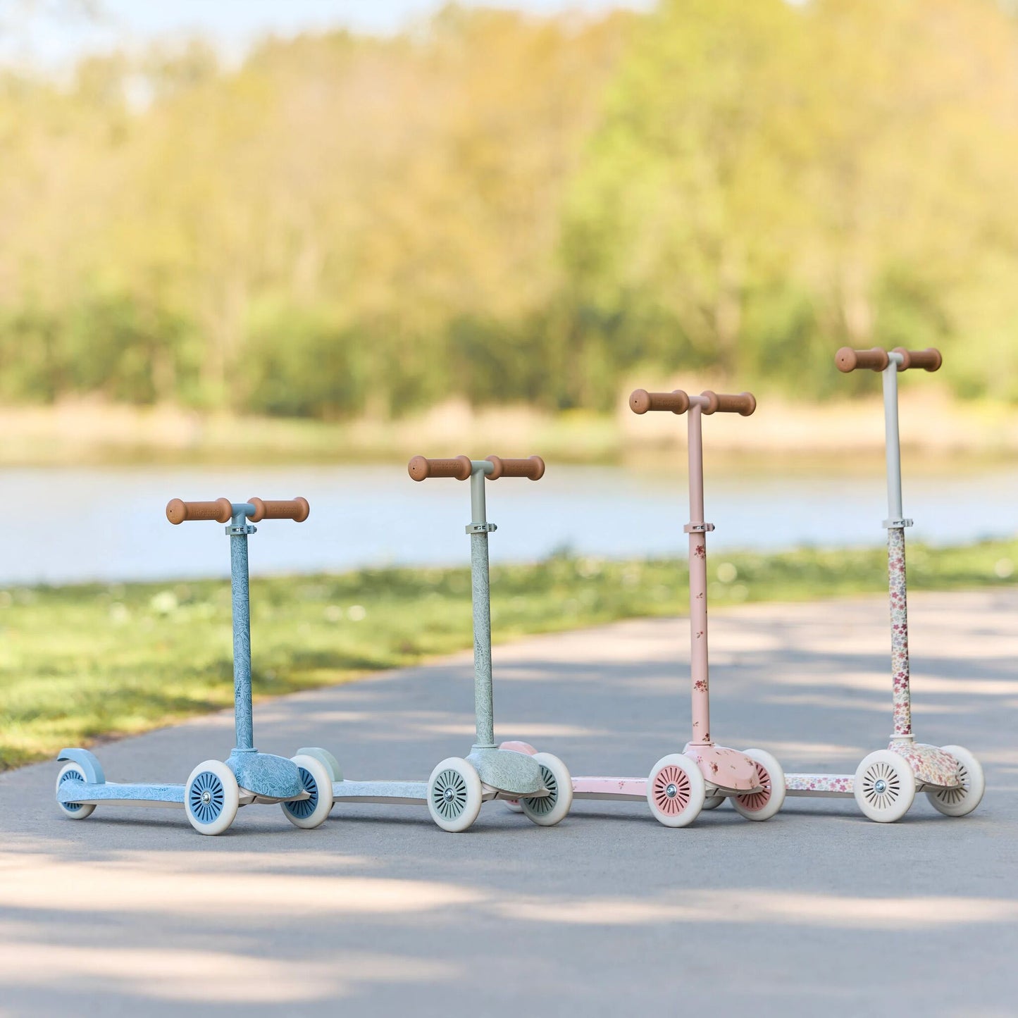 Little Dutch Roller Familienbild Pink Grün Creme Blau Übersicht der vier Farben