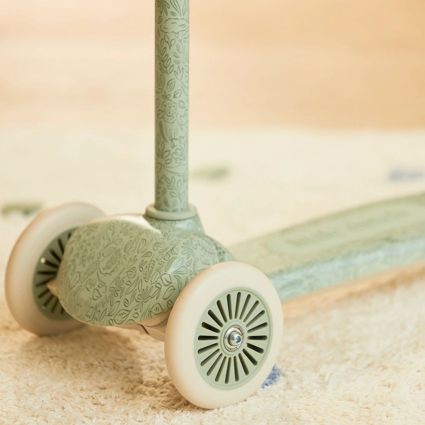 Little Dutch Roller Gruen mit passendem Helm Kollektion